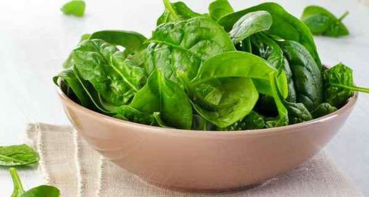 rau chân vịt ngăn rụng tóc và bạc tóc