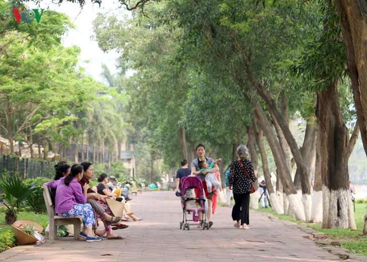 Người dân đi dạo ở hồ Thành Công