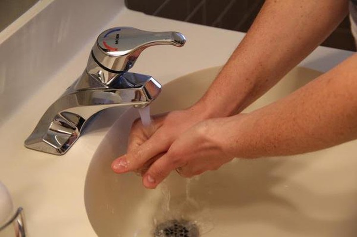 Rửa tay bằng nước mát hiệu quả như nước ấm trong loại bỏ mầm bệnh