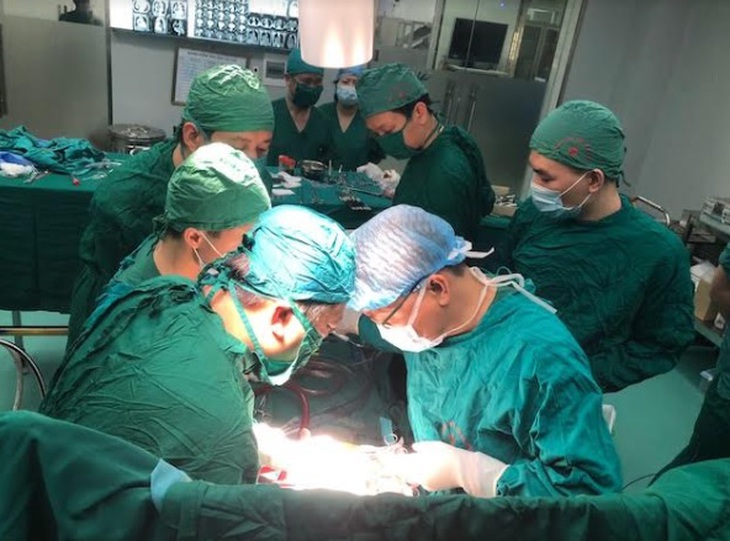 Bệnh viện Phổi trung ương lại cắt khối u trung thất phức tạp sử dụng máy tim phổi nhân tạo