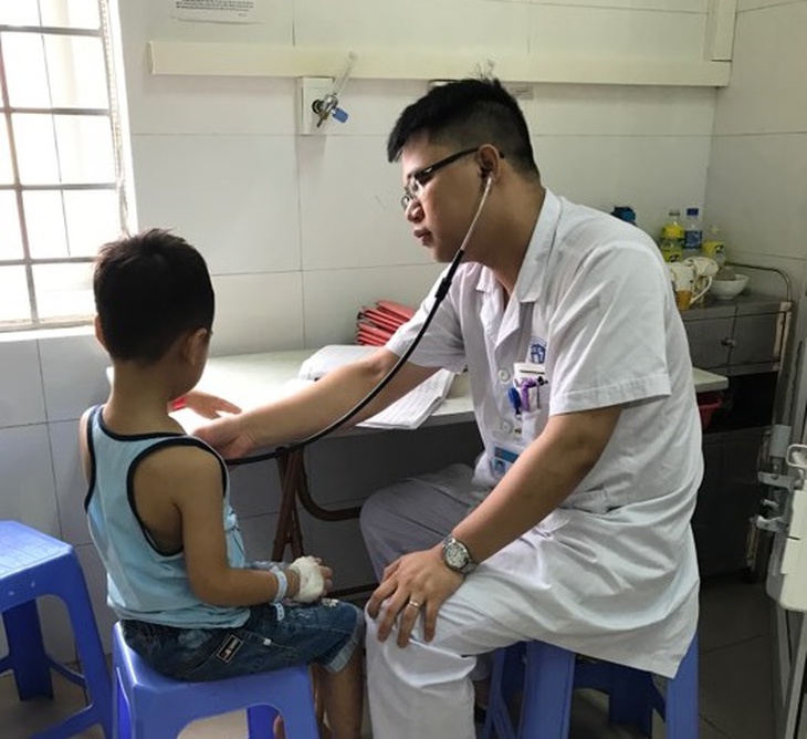 Bé 5 tuổi suýt chết đuối vì hiếu động nhảy xuống bể bơi
