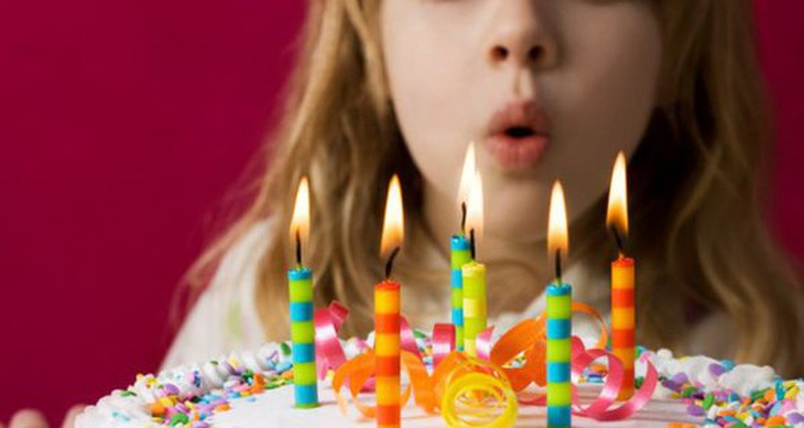 Thổi nến sinh nhật làm lan truyền vi khuẩn gây bệnh.
