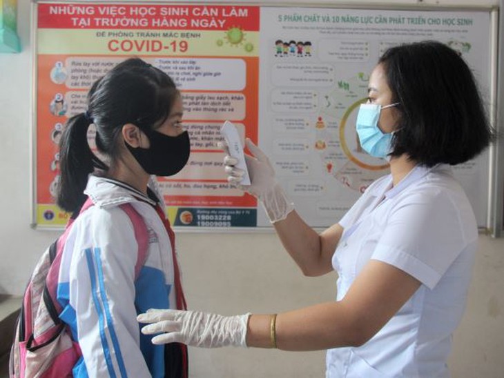 Đo thân nhiệt cho học sinh trước khi vào trường