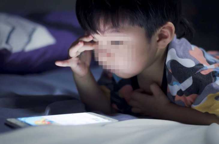 trẻ nghiện mạng xã hội