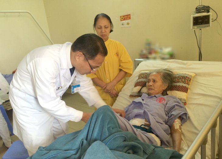 Ths. Nguyễn Vũ - Phó giám đốc Trung tâm Ung Bướu kiêm Trưởng khoa phẫu xạ trị thăm khám cho bệnh nhân