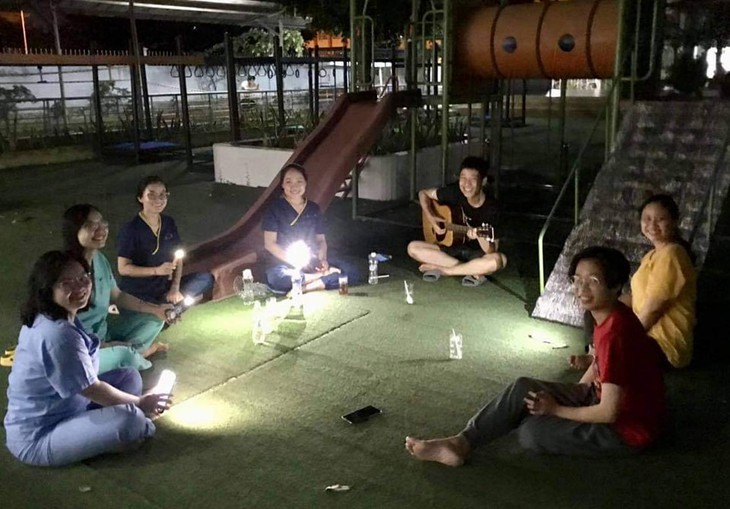 Nối tiếp Tóc Tiên, MC Thảo Vân bán đồ cá nhân ủng hộ chống dịch