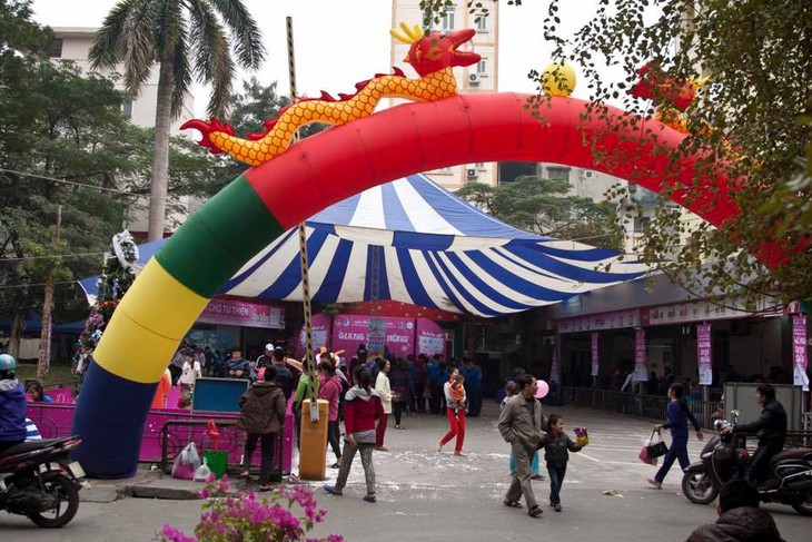 Mang niềm vui đến nơi... hiếm hoi nụ cười
