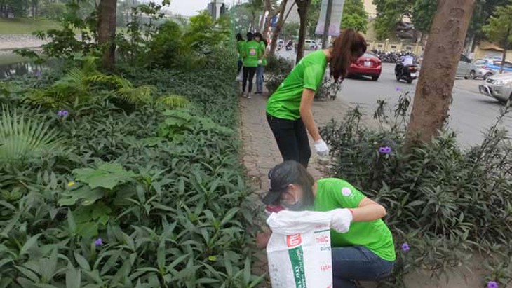 Ra quân dọn rác dọc sông Tô Lịch