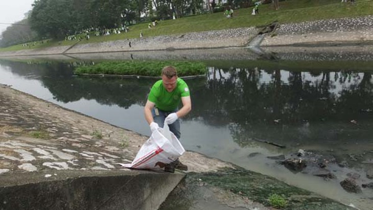 Ra quân dọn rác dọc sông Tô Lịch
