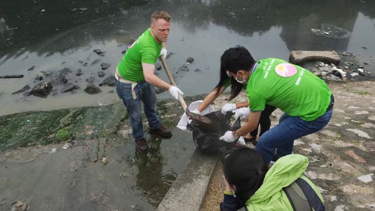Cùng 'Anh Tây' ra quân dọn rác dọc sông Tô Lịch