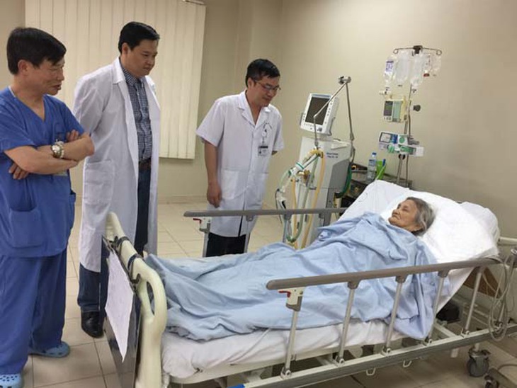 Cứu sống ca bệnh hi hữu 92 tuổi bị u nang xoắn buồng trứng