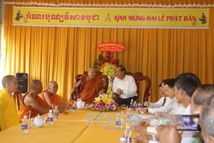 Phó Thủ tướng thường trực chúc mừng lễ Phật đản