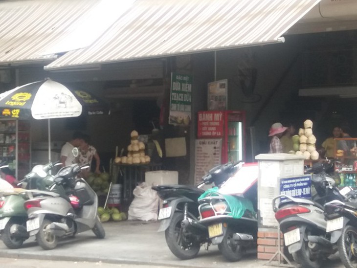 Các bãi xe tự phát cũng được mùa.