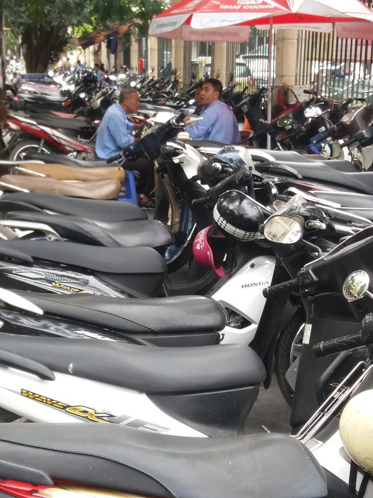 Gửi xe ở bệnh viện: điệp khúc “hết chỗ”
