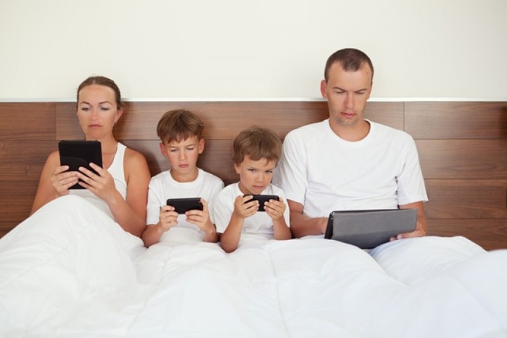 Cha mẹ “nghiện” công nghệ ảnh hưởng đến hành vi của trẻ