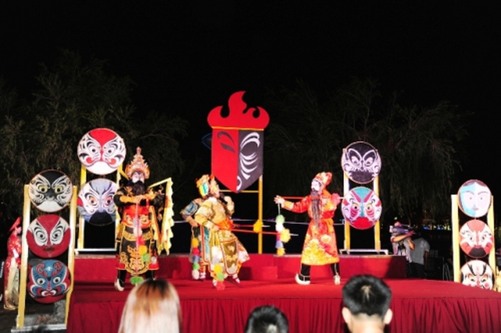 Tuồng xuống phố để... hồi sinh
