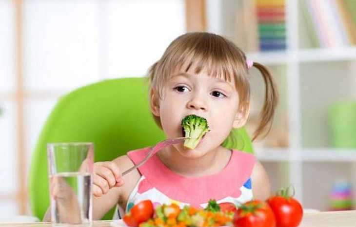 Các nhà nghiên cứu của Trung tâm Khoa học phát triển cảm giác thuộc Đại học Deakin (Úc) vừa đưa ra kết luận rằng: Trẻ em sẽ thích thú ăn rau hơn nhiều nếu cha mẹ đừng biến nó thành một món quá phiền phức và kém hấp dẫn