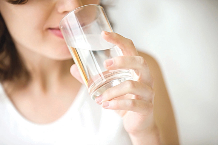 uống nước trước bữa ăn để giảm cân
