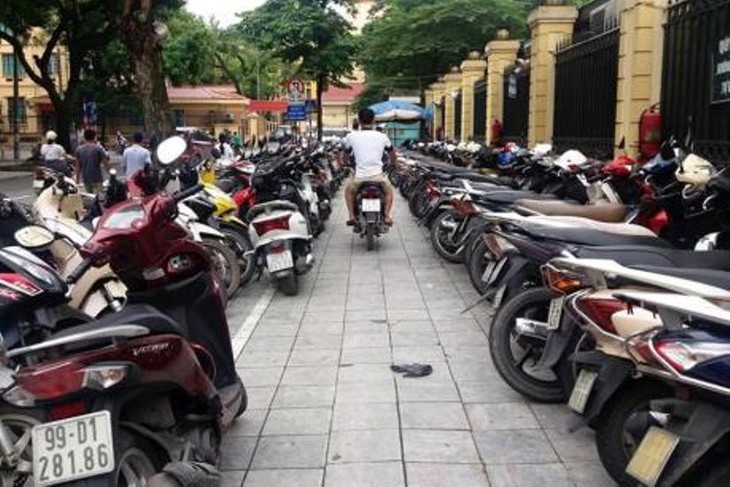 Sau khi Hà Nội áp dụng giá trông xe mới: Các điểm trông giữ xe đua nhau “chặt chém”