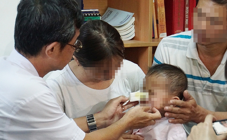 Cha mẹ lơi lỏng, con bị chó nhà cắn nát mặt, thủng khí quản!