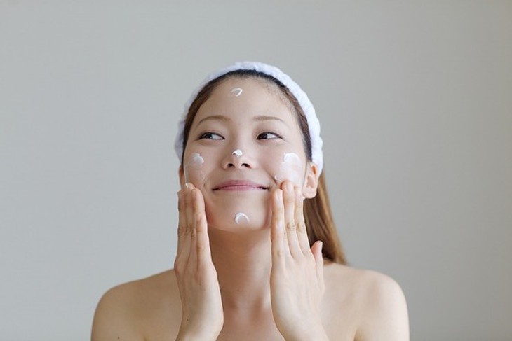 Nên thoa kem dưỡng da ngay sau khi tắm hay rửa mặt.