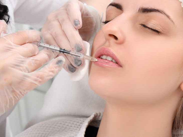 Tiêm chất làm đầy thường được sử dụng trong thẩm mỹ.