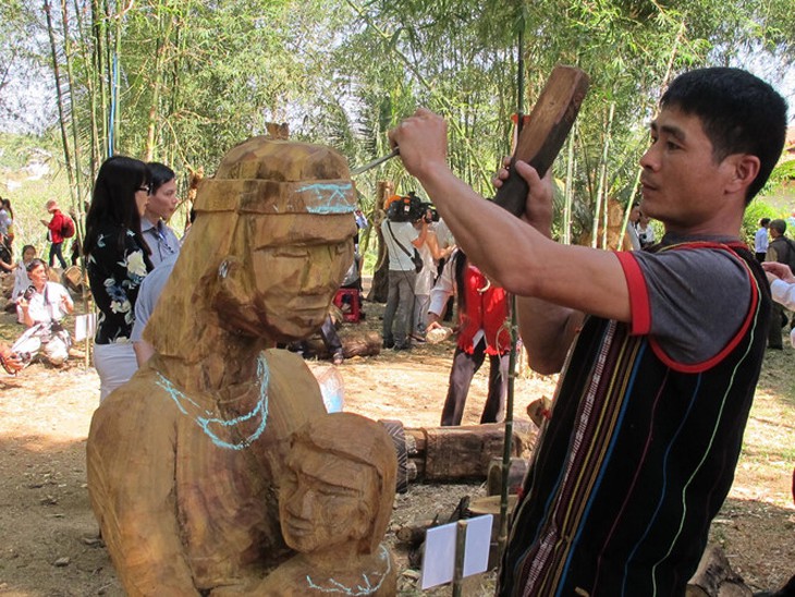 Gìn giữ nghệ thuật tạc tượng dân gian Tây Nguyên
