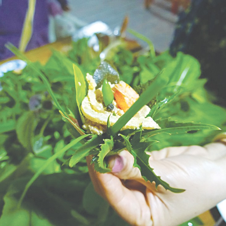 Độc đáo gỏi lá  Kon Tum