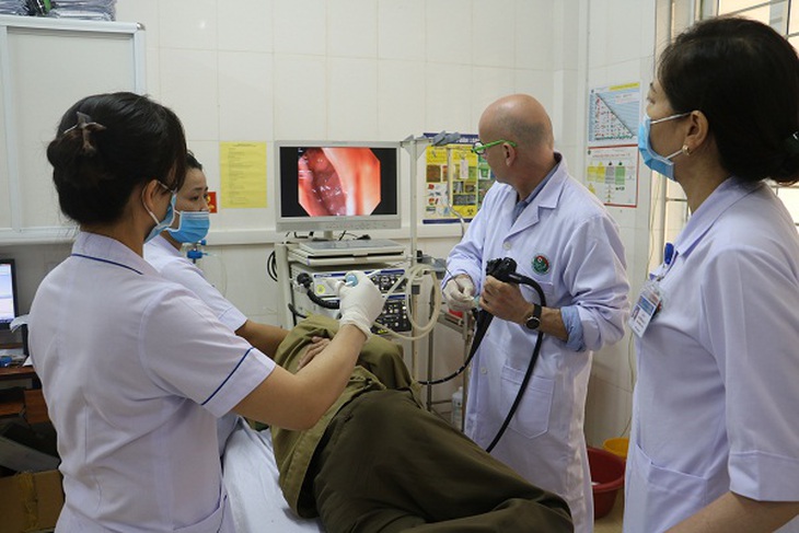Bác sĩ Pháp trực tiếp khám cho bệnh nhân
