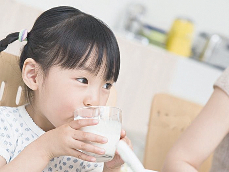 Trẻ uống sữa  có dễ bị tiêu chảy không?