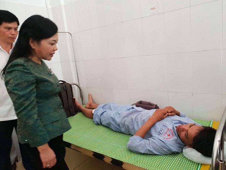 Bộ trưởng Bộ Y tế thăm và chia sẻ các nạn nhân của vụ lật tàu SE 19 tại Thanh Hoá