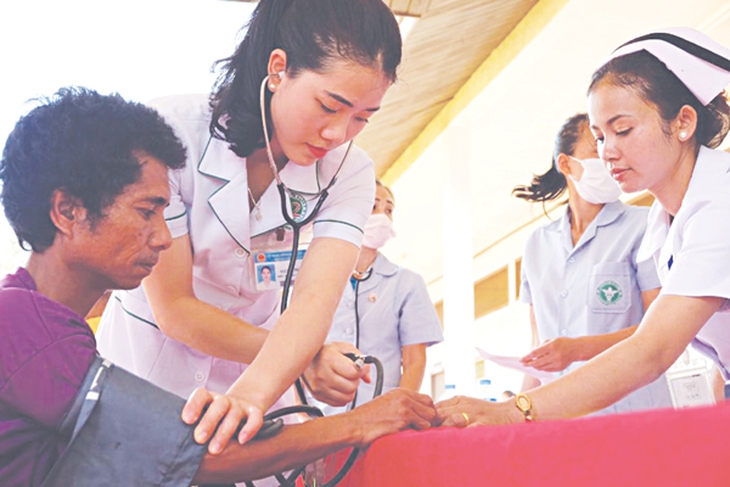 Bác sĩ Việt vượt nghìn cây số khám bệnh cho người nghèo ở Lào