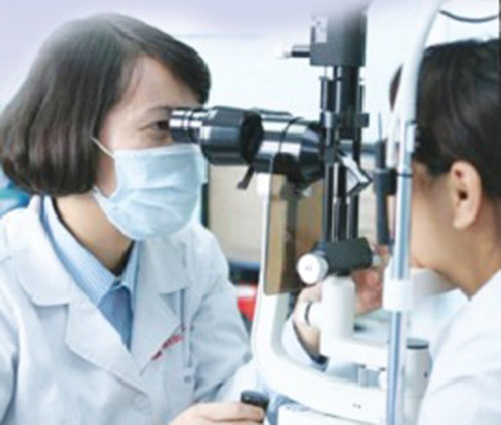 Tai biến nghiêm trọng do tự nhỏ thuốc mắt chứa corticoid