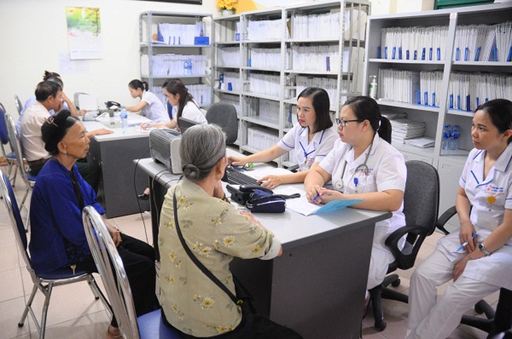 Các cụ, các bác là thương, bệnh binh, thân nhân liệt sĩ tới khám, chữa bệnh tại BVĐK Lạng Sơn.