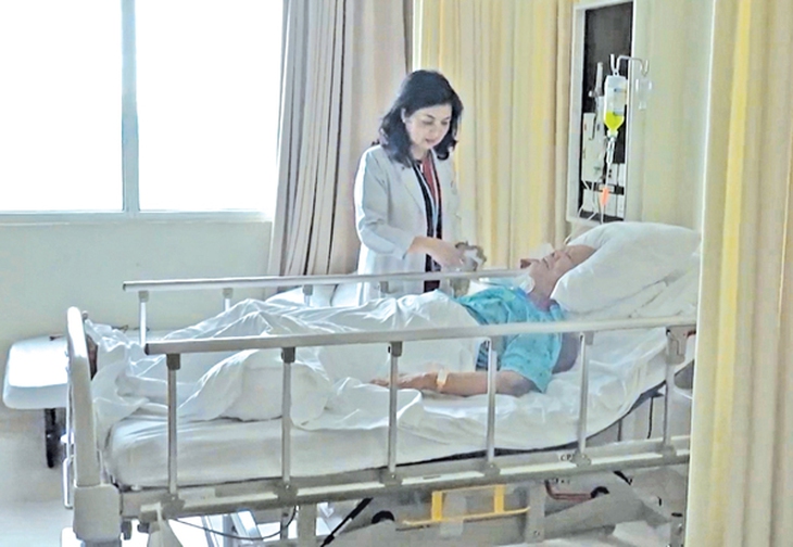 Vi phẫu cột sống cổ  trên bệnh nhân mắc cùng lúc 4 bệnh mạn tính