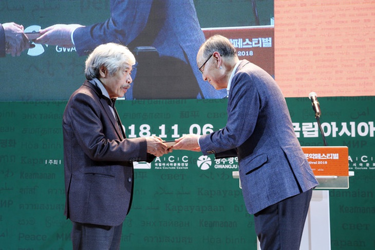 Xuất khẩu văn học