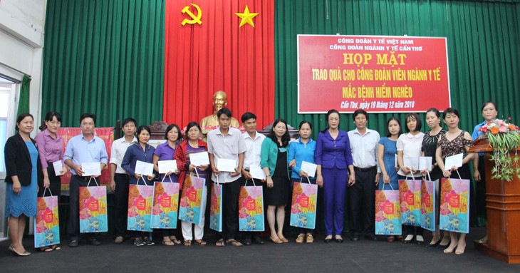 Trao quà cho công đoàn viên ngành Y tế Cần Thơ mắc bệnh hiểm nghèo