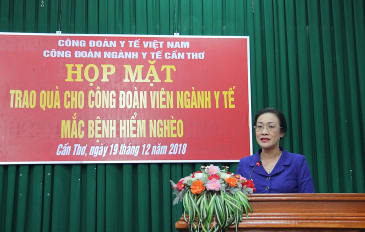 Trao quà cho công đoàn viên ngành Y tế Cần Thơ mắc bệnh hiểm nghèo