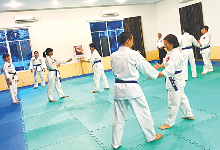 Bác sĩ tập hiệp khí đạo  để rèn luyện sức khỏe