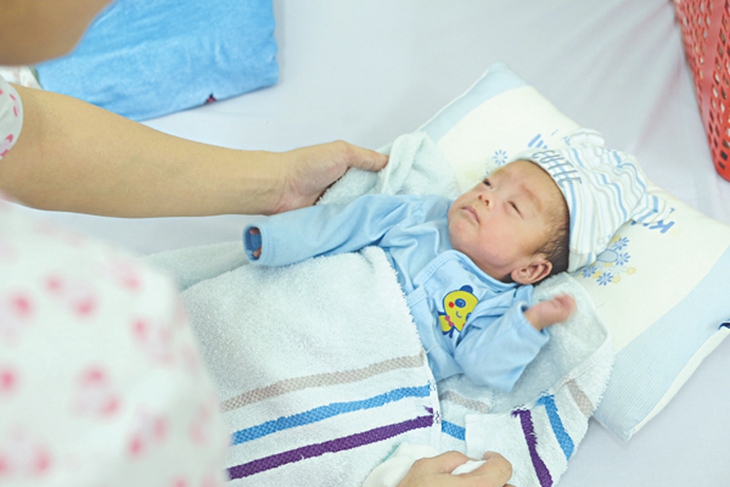 Những đứa trẻ sinh non tí hon được nuôi sống từ lồng kính