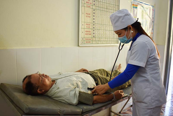 Tinh gọn bộ máy cán bộ y tế từ tuyến cơ sở: Giảm “lượng” để nâng “chất”
