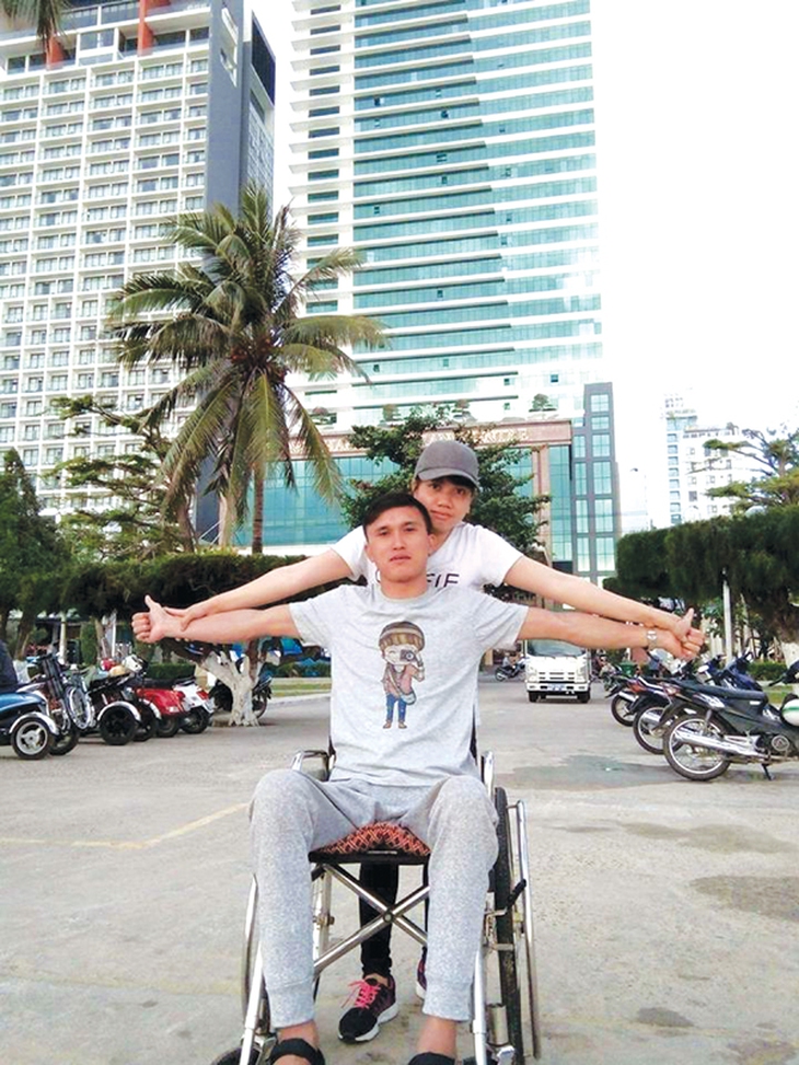 Chuyện tình đẹp của chàng trai ngồi xe lăn
