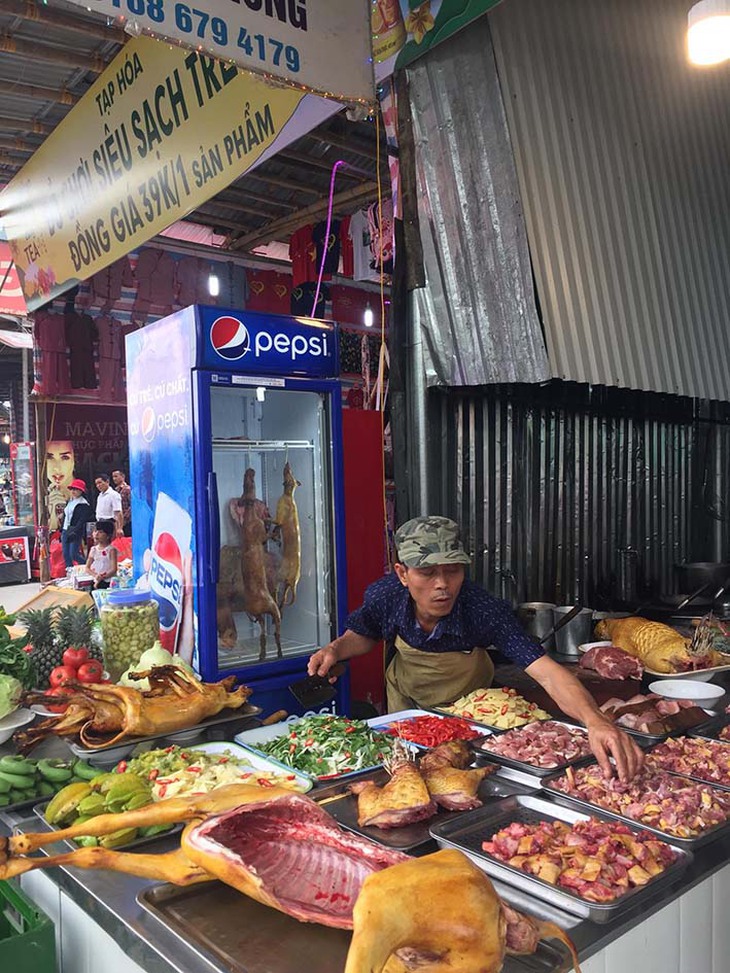 Thịt mèo đội lốt cầy hương, chồn rừng... vẫn được bày bán tại chùa Hương