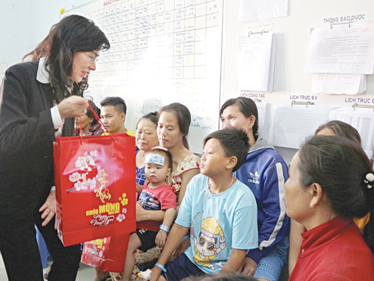 Công tác xã hội trong bệnh viện không chỉ quyên tiền cho bệnh nhân nghèo
