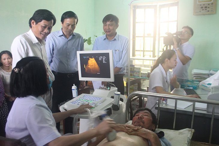 Báo Sức khỏe&Ðời sống trao tặng máy siêu âm màu cho TYT xã Quảng Văn, Thanh Hóa