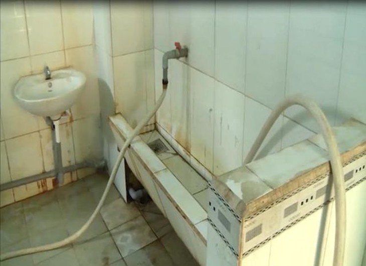 Hệ lụy từ nhà vệ sinh bẩn trong trường học