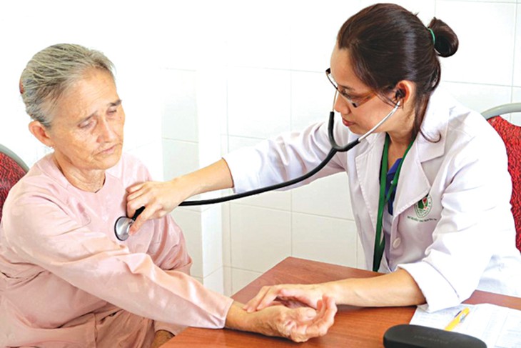 Bác sĩ TP.HCM chăm sóc sức khỏe ngư dân Côn Đảo