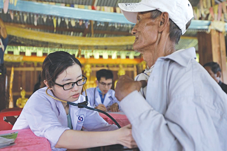 Bác sĩ trẻ Việt Nam đến với hàng nghìn bệnh nhân nghèo trên đất Lào