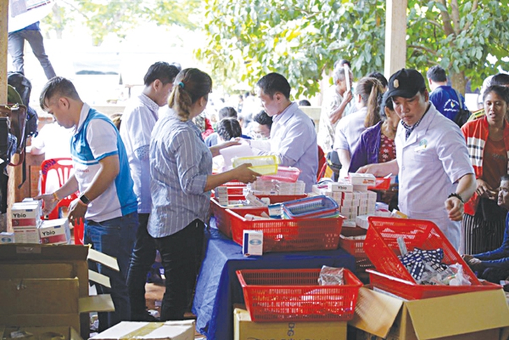 Bác sĩ trẻ Việt Nam đến với hàng nghìn bệnh nhân nghèo trên đất Lào
