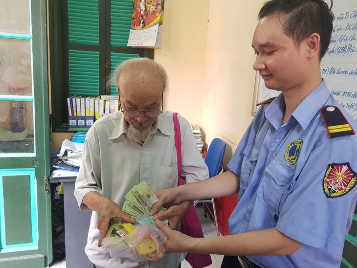 Anh Long trả lại túi đồ đánh rơi cho chú Tô Xuân Tiềm.